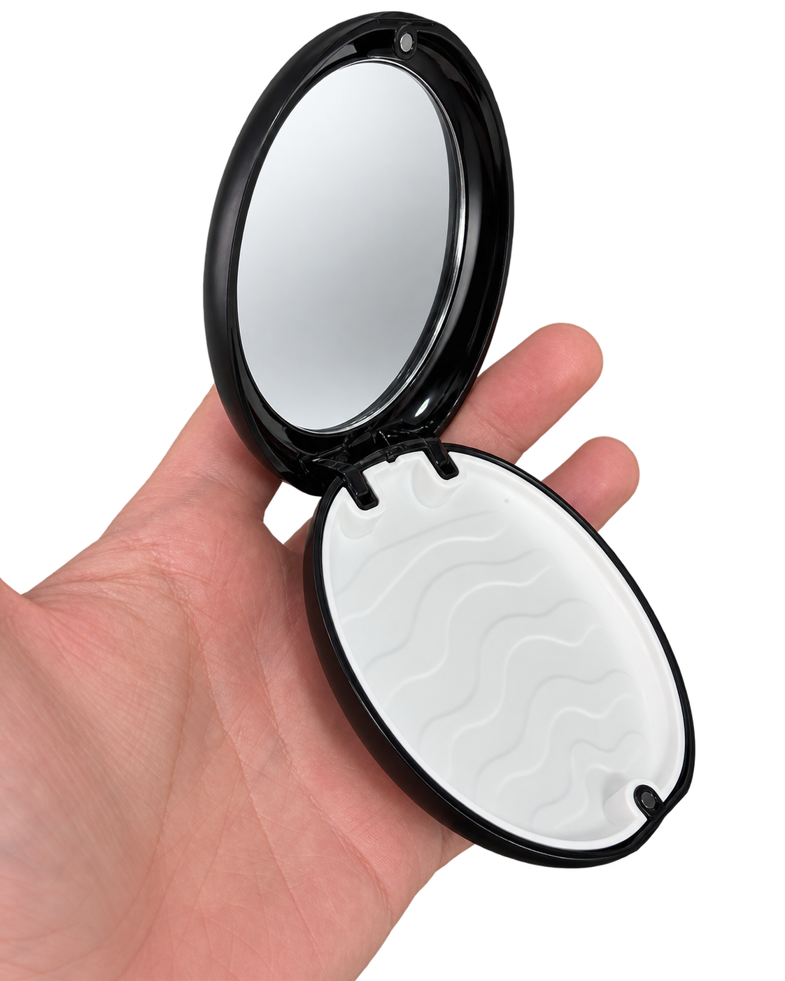 Estuche negro Cleargrin abierto con espejo, sostenido en una mano